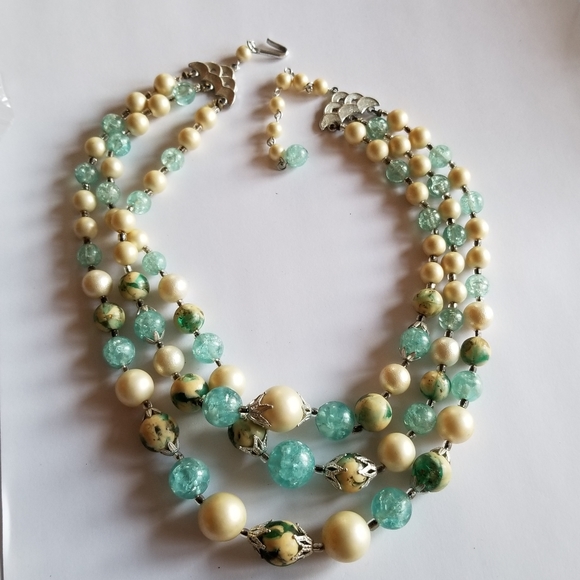 Relisted -Vintage three strand necklace Blue and off white plastic beads - Picture 5 of 16